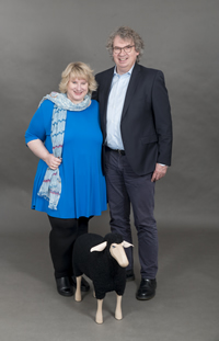 Lydia und Wolfgang Reis mit kleinem schwarzem Schaf